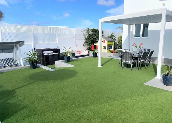 Costa Teguise 3 Bed Villa With Sea View On The Golf Estate Вилла